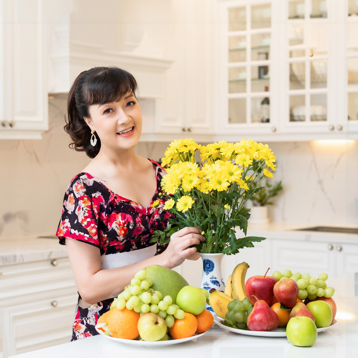 Phòng bếp cũng sử dụng gam màu trắng chủ đạo. Ảnh: FB Vân Dung