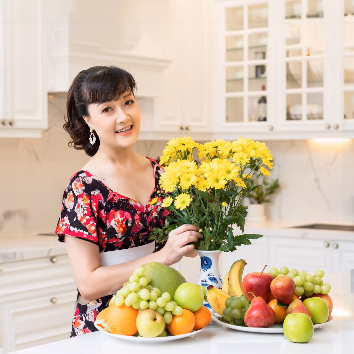 Phòng bếp cũng sử dụng gam màu trắng chủ đạo. Ảnh: FB Vân Dung