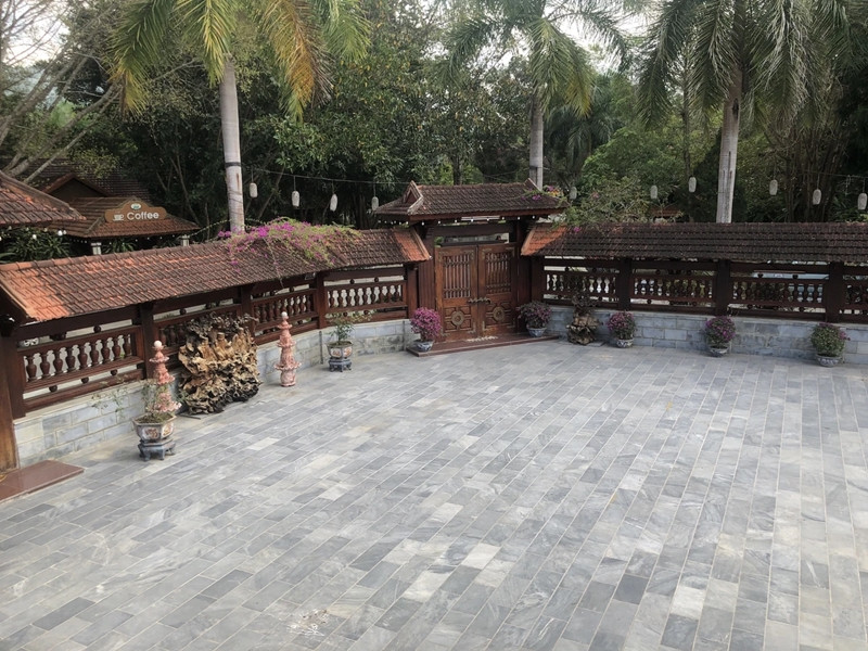 Khoảng sân rộng rãi phía trước nhà sàn. Ảnh: Plo