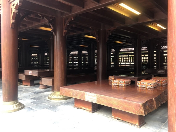 Ngôi nhà vững chãi có tới 64 cột, trong đó 16 cột cái (đường kính từ 60 - 80cm, cao 11,9m) và 48 cột bao quanh (đường kính từ 35 - 40cm, cao 8m), đế cột được đúc bằng đồng nguyên chất với khối lượng 3,5 tấn. Ảnh: Plo