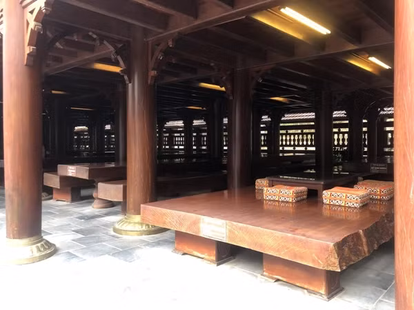 Ngôi nhà vững chãi có tới 64 cột, trong đó 16 cột cái (đường kính từ 60 - 80cm, cao 11,9m) và 48 cột bao quanh (đường kính từ 35 - 40cm, cao 8m), đế cột được đúc bằng đồng nguyên chất với khối lượng 3,5 tấn. Ảnh: Plo