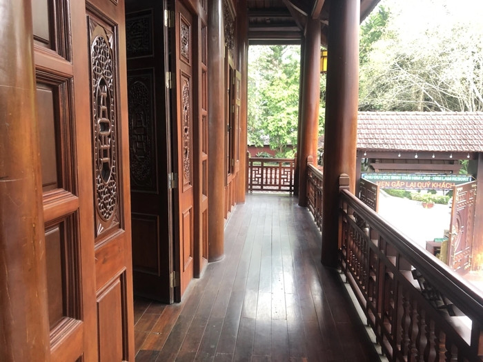 Tầng 2 của nhà sàn được trang trí bằng 25 tấm trạm trổ tinh xảo. Ảnh: Plo