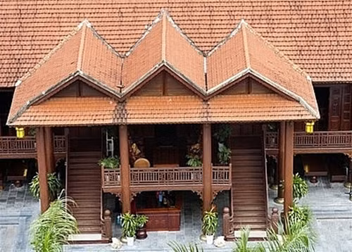 Nhà sàn có lan can bao quanh mặt trước và mặt sau. 15 bậc cầu thang lên xuống của 2 cửa chính thể hiện sự tinh tế quan điểm về vũ trụ, âm dương ngũ hành và nhân - sinh - quan cao đẹp. Ảnh: Tiền phong