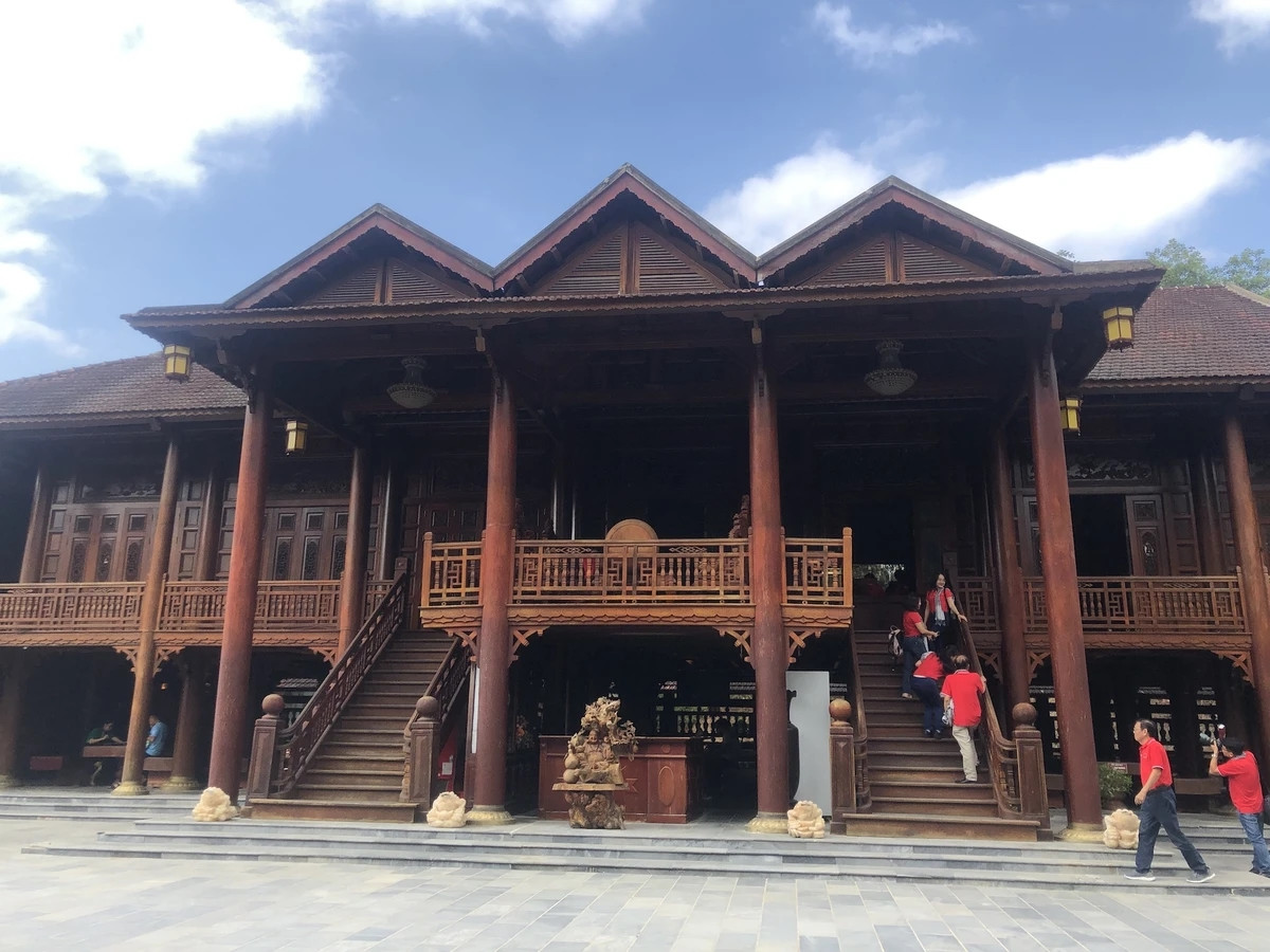 Nhà sàn gỗ lim gồm 2 tầng, nằm trong khuôn viên rộng 2.000m2, theo lối kiến trúc của người dân tộc Thái với 7 gian khách, 3 gian mái, mỗi gian rộng 3,8m. Ảnh: Plo