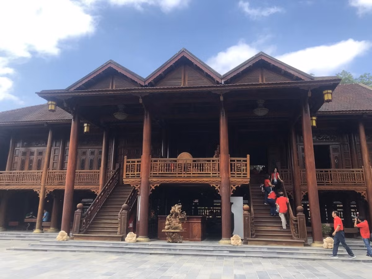 Nhà sàn gỗ lim gồm 2 tầng, nằm trong khuôn viên rộng 2.000m2, theo lối kiến trúc của người dân tộc Thái với 7 gian khách, 3 gian mái, mỗi gian rộng 3,8m. Ảnh: Plo