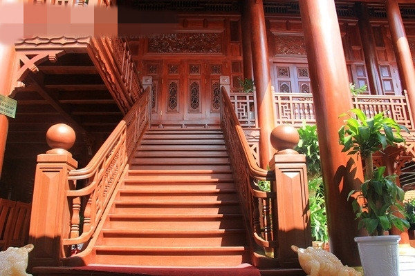 Cầu thang lên xuống cũng bằng gỗ lim. Ảnh: Baoxaydung