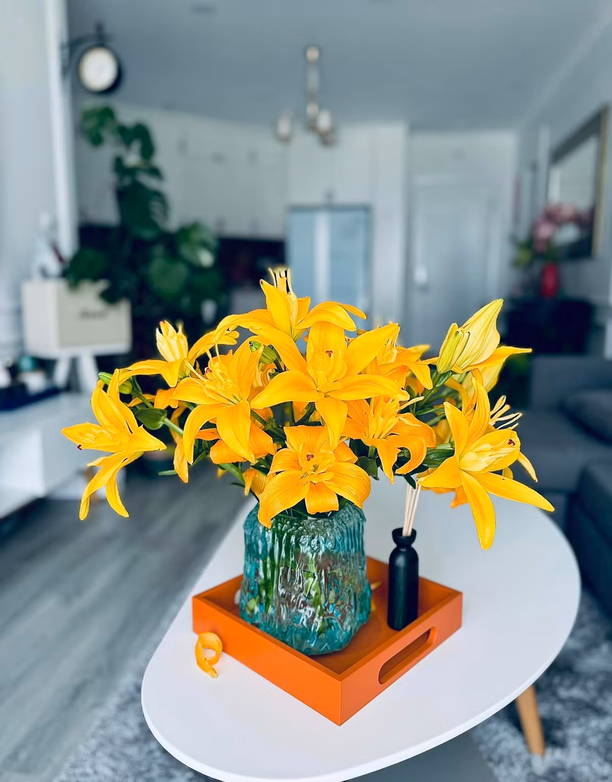 Hầu như mỗi ngày trong không gian sống của mình, Khánh Trang đều trang trí một lọ hoa hay một lẵng hoa khác nhau. Ảnh: FB Trần Minh Trang