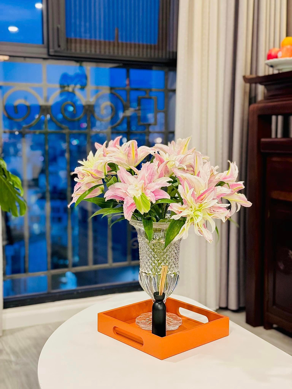 Dưới những hình ảnh lọ hoa do BTV Khánh Trang tự tay cắm, dân tình không khỏi xuýt xoa và trầm trồ. Ảnh: FB Trần Minh Trang