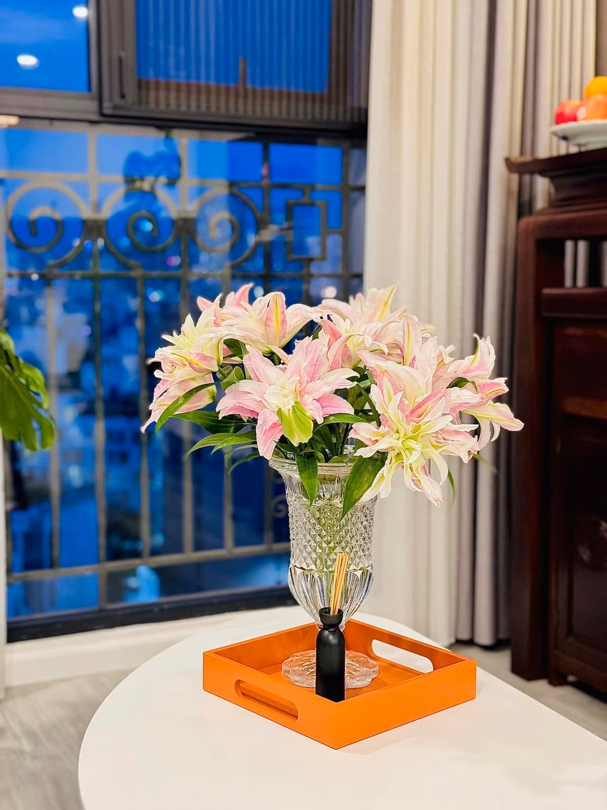 Dưới những hình ảnh lọ hoa do BTV Khánh Trang tự tay cắm, dân tình không khỏi xuýt xoa và trầm trồ. Ảnh: FB Trần Minh Trang