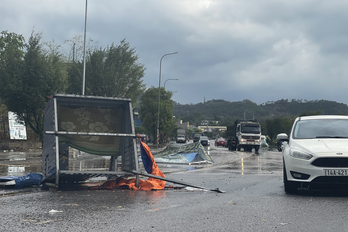 Sau trận mưa, nhiều vật dụng của người dân bị gió cuốn ra đường. Ảnh: QMG