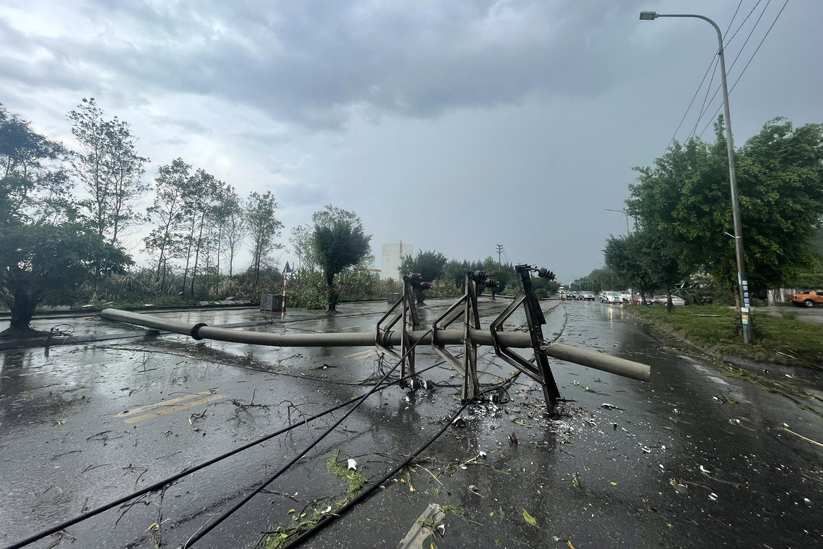 Cột điện tại khu vực phường Hà Khánh, TP Hạ Long gãy đổ ra đường. Ảnh: QMG