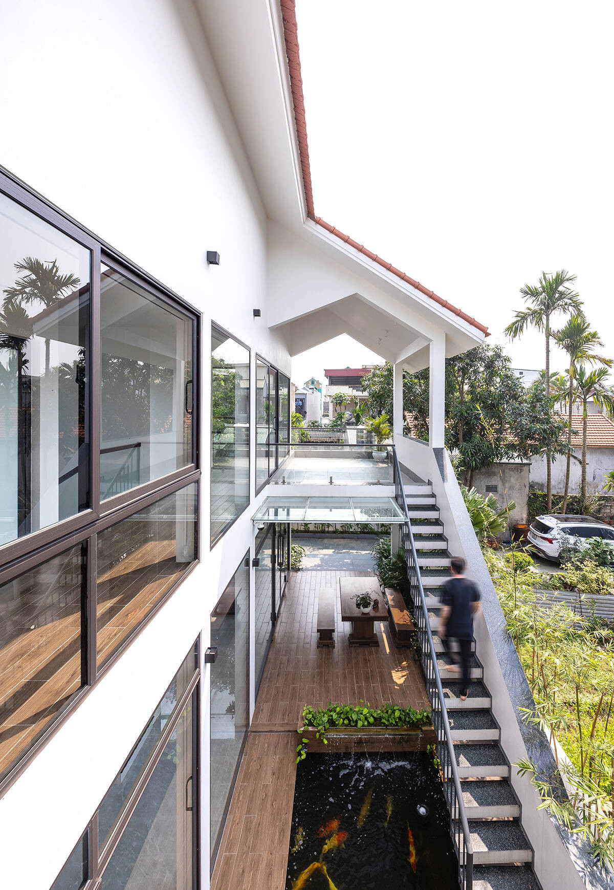 Cầu thang ngoài trời như một điểm nhấn, liên kết sân chơi phía trên và phía dưới.