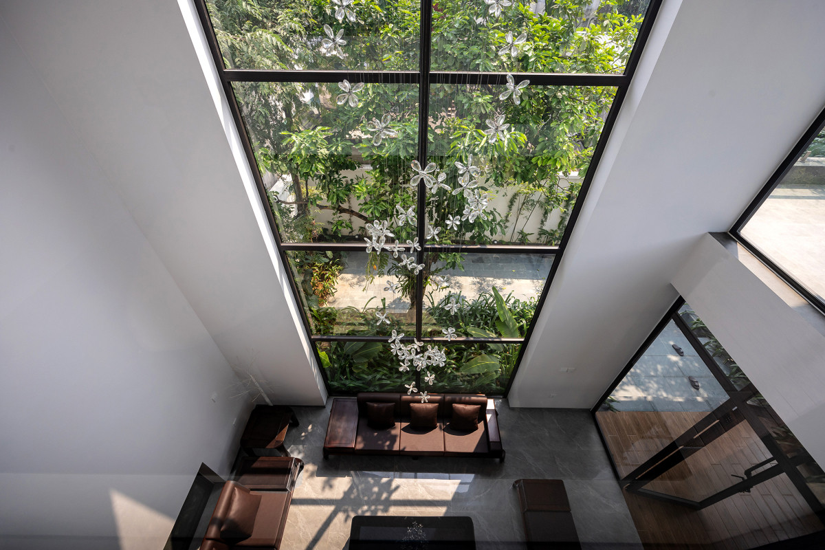 Phòng khách 2 mặt thoáng, được thiết kế khoảng thông tầng để tăng góc nhìn theo chiều cao và tối ưu mảng xanh.