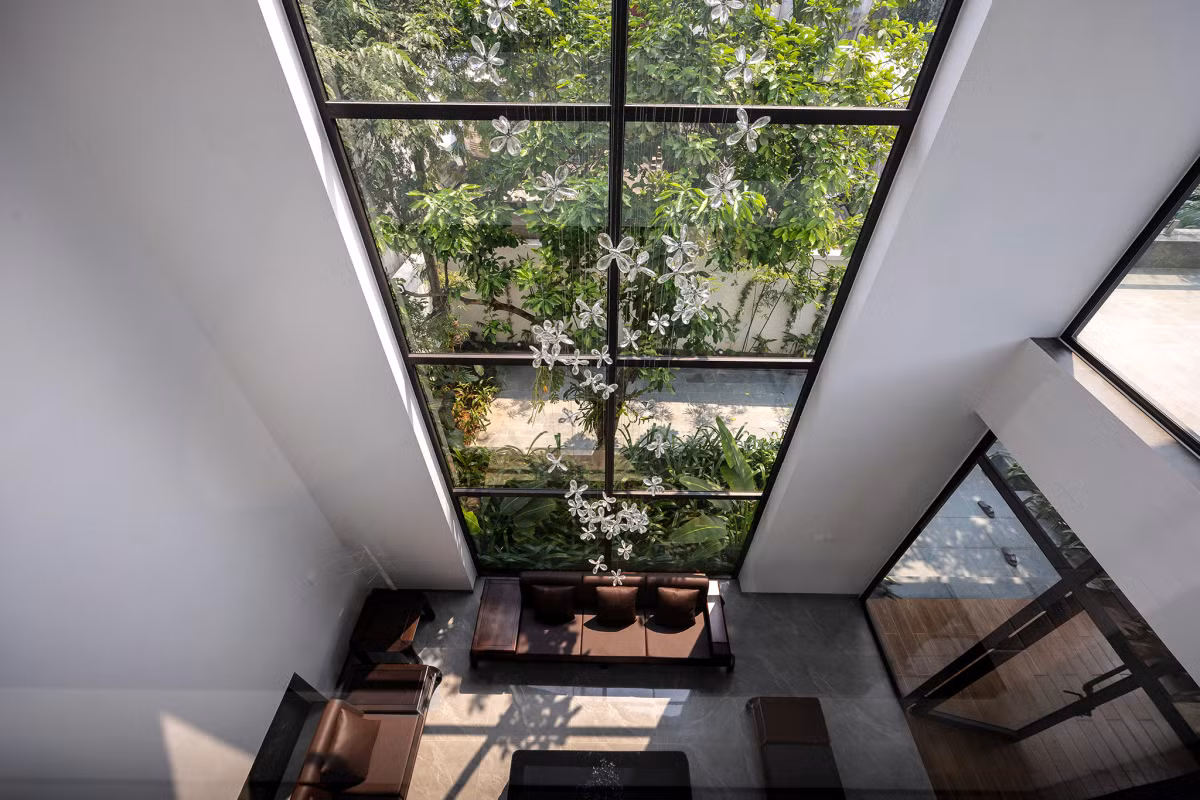 Phòng khách 2 mặt thoáng, được thiết kế khoảng thông tầng để tăng góc nhìn theo chiều cao và tối ưu mảng xanh.