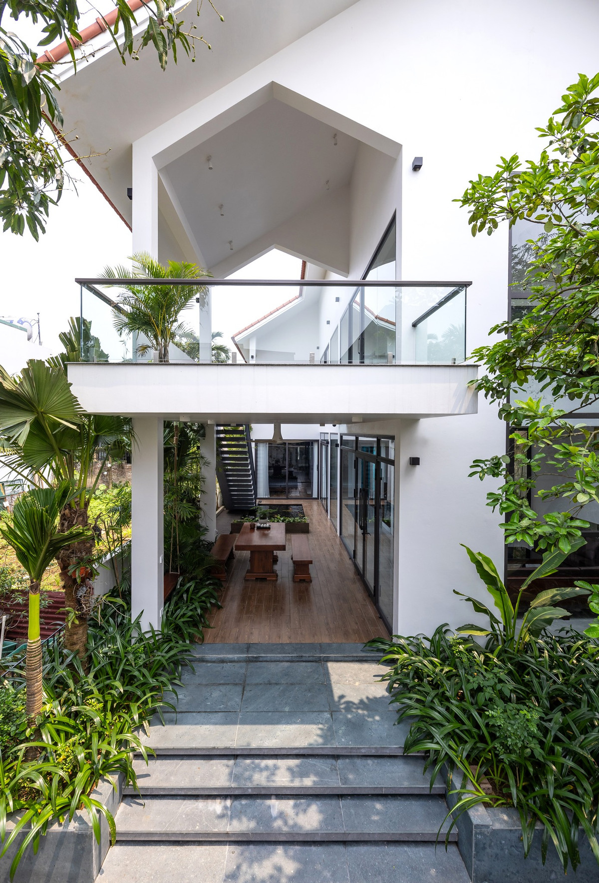 Với mảnh đất cuối ngõ, 4 mặt hầu như hạn chế tầm nhìn và cảnh quan, ý tưởng cho ngôi nhà là tạo ra một khu sân trong tâm điểm, đủ lớn để đem lại không khí thoáng đãng và góc nhìn hướng về phía bên trong.