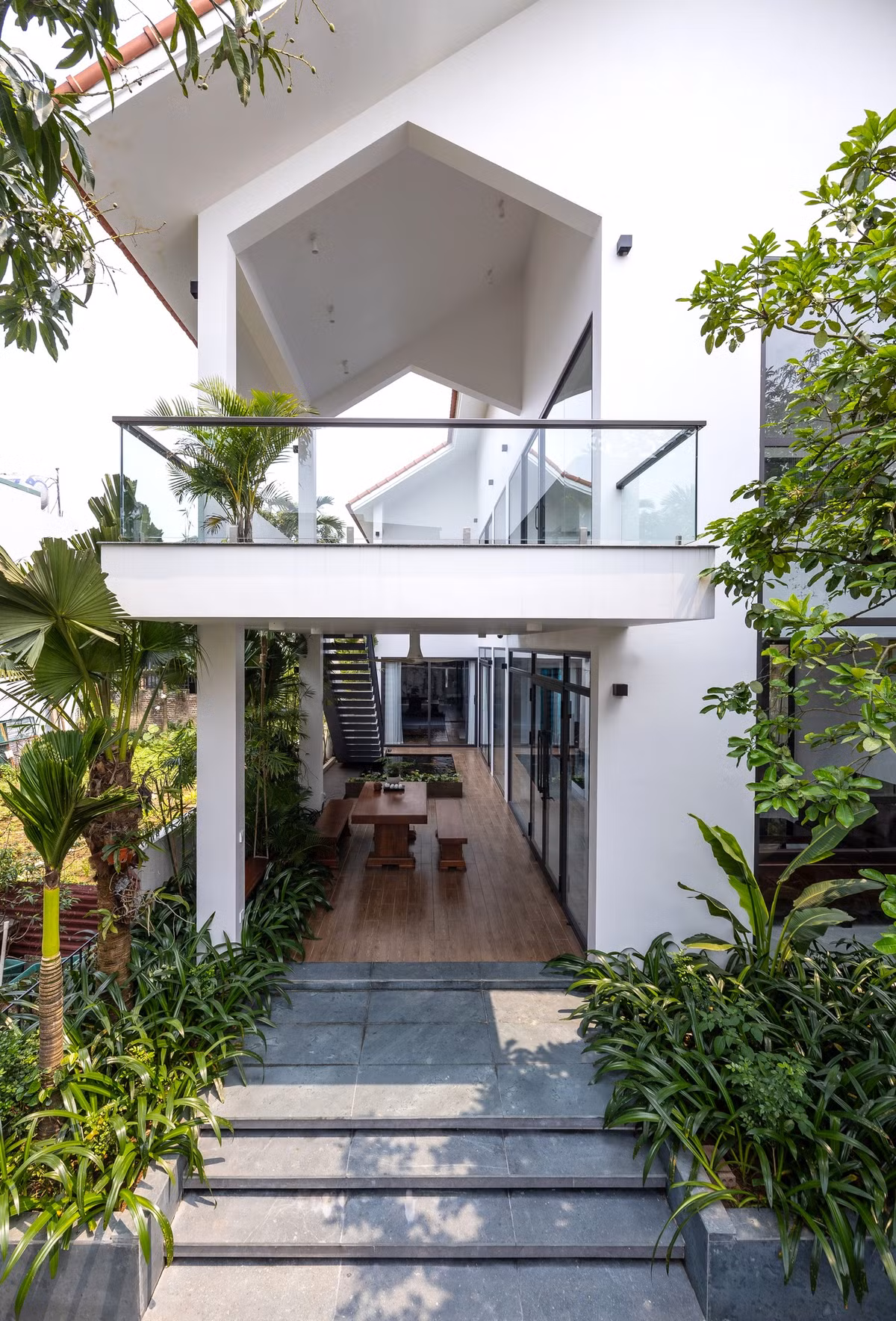 Với mảnh đất cuối ngõ, 4 mặt hầu như hạn chế tầm nhìn và cảnh quan, ý tưởng cho ngôi nhà là tạo ra một khu sân trong tâm điểm, đủ lớn để đem lại không khí thoáng đãng và góc nhìn hướng về phía bên trong.