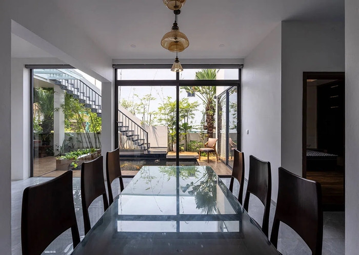 Bàn ăn hướng tầm nhìn ra bể cá ở trung tâm.