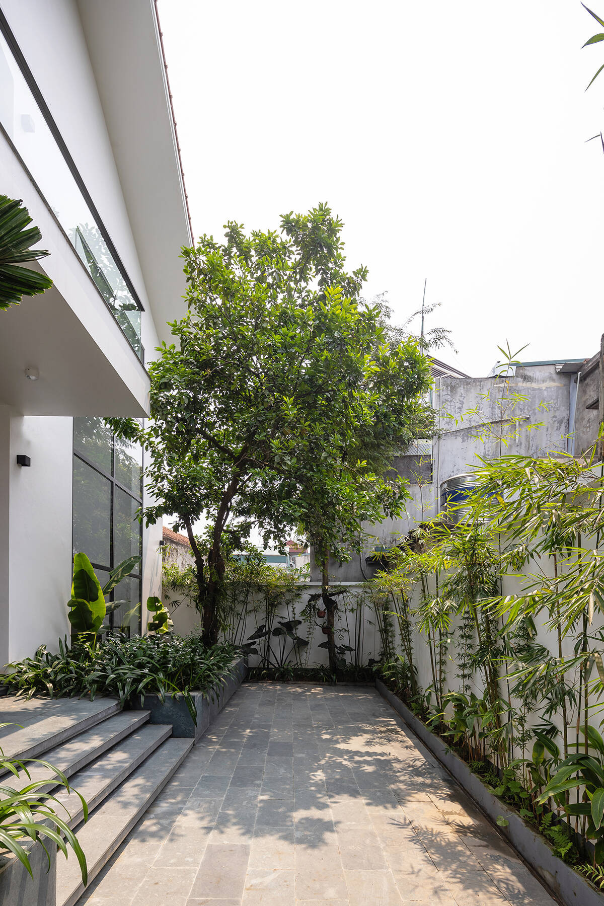 Khoảng sân rộng rãi, rợp bóng cây xanh.