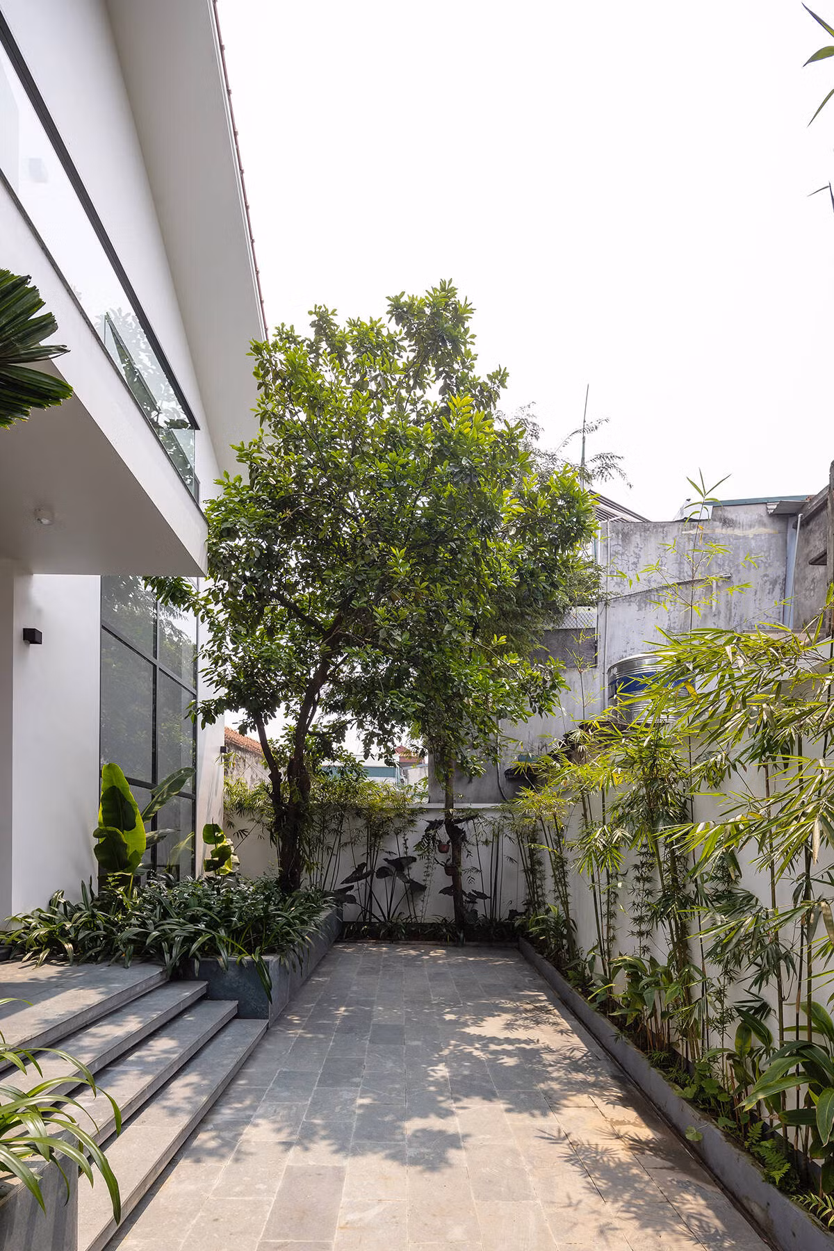 Khoảng sân rộng rãi, rợp bóng cây xanh.