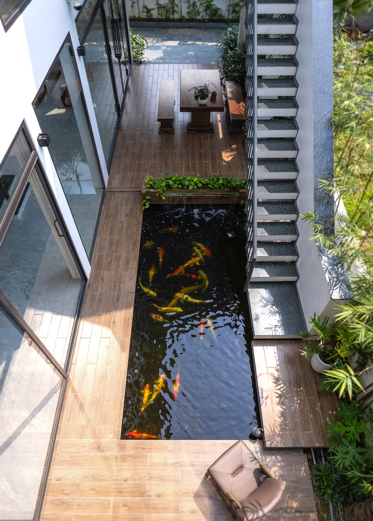 Một bể cá đặt ở lõi trung tâm, giúp điều hòa không khí, cũng như đáp ứng thú chơi của gia chủ.