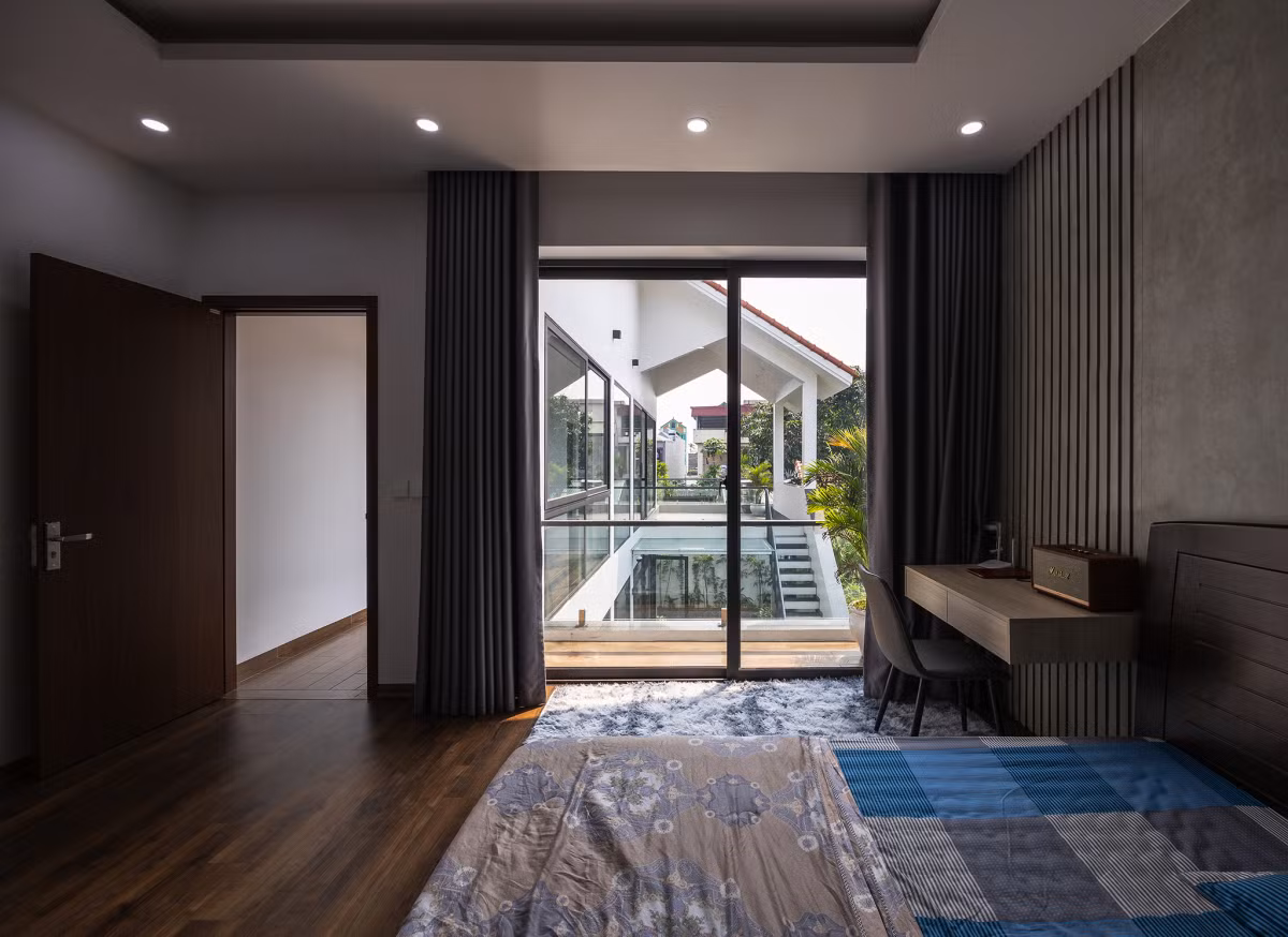 Tầng 2 được bố trí 2 phòng ngủ con cùng không gian phòng thờ và sân chơi.