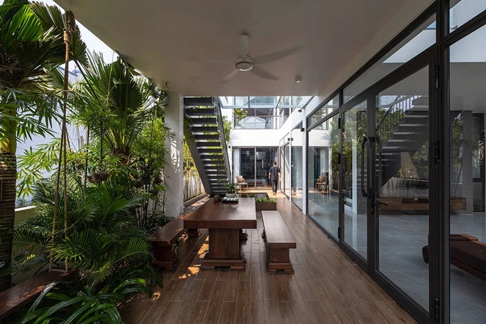 Tầng 1 được bố trí không gian sảnh đủ lớn để cả nhà cũng như khách đến chơi có thể ngồi trò chuyện xoay quanh bộ bàn ghế ngoài trời.