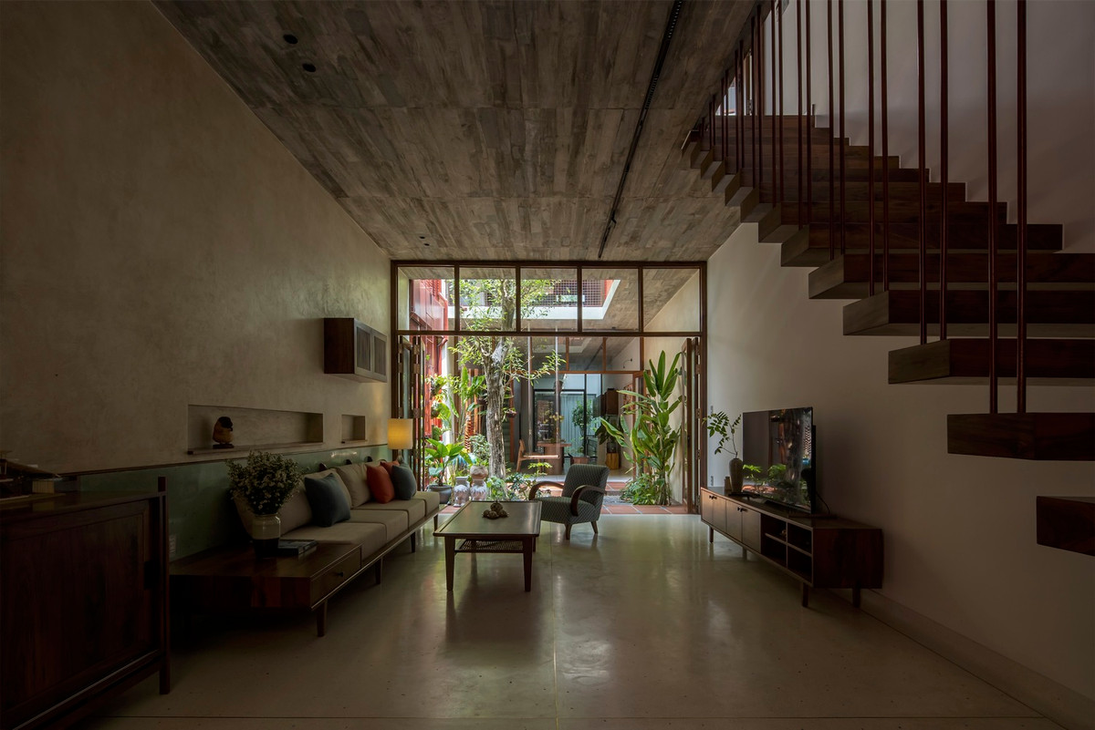 Bàn thờ, phòng học và các phòng ngủ khác ở tầng một và tầng hai được sắp xếp từ ngoài vào trong. Ảnh: Hoang Le