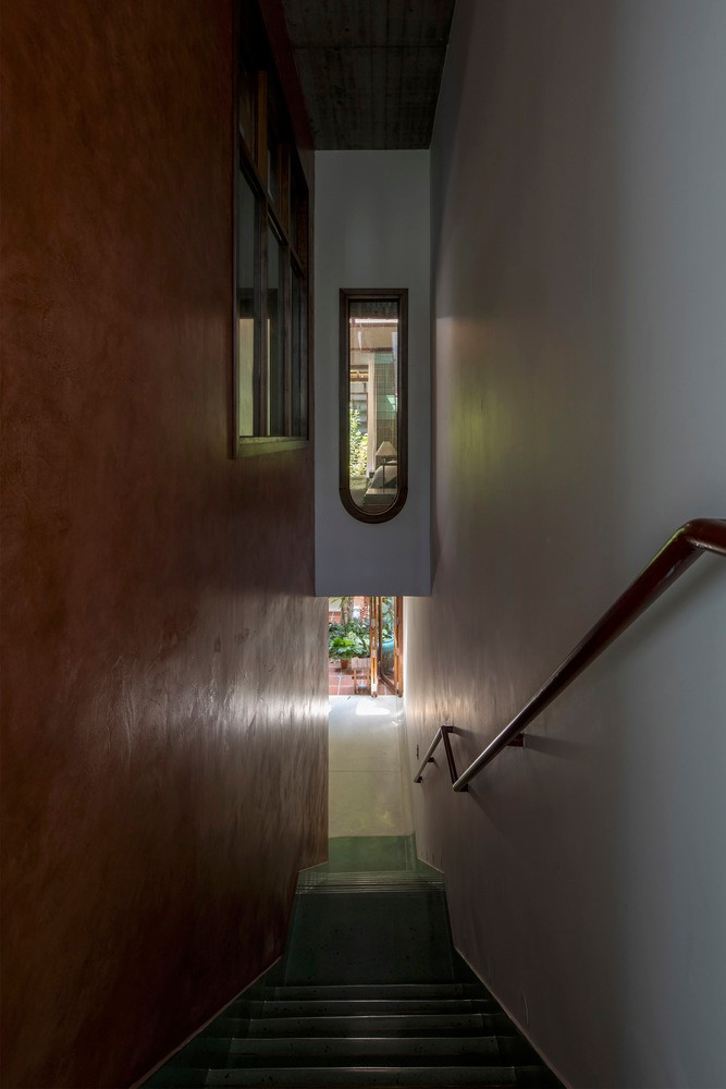 Điều đó đồng nghĩa với việc không gian sống sẽ bí bách và thiếu sáng nếu như không được thiết kế phù hợp. Ảnh: Hoang Le