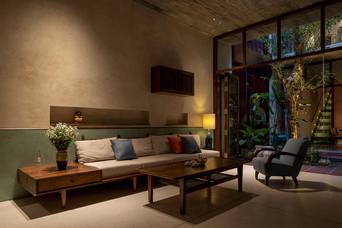 Các không gian tĩnh dần lùi vào sâu trong ngôi nhà. Ảnh: Hoang Le