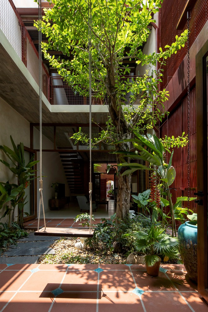 Yếu tố linh hoạt và cộng đồng trong ngôi nhà thể hiện qua các khu vườn nằm giữa các không gian hay các mái hiên kéo dài từ trong nhà ra ngoài để làm nơi sinh hoạt, chuyện trò với hàng xóm, láng giềng. Ảnh: Hoang Le