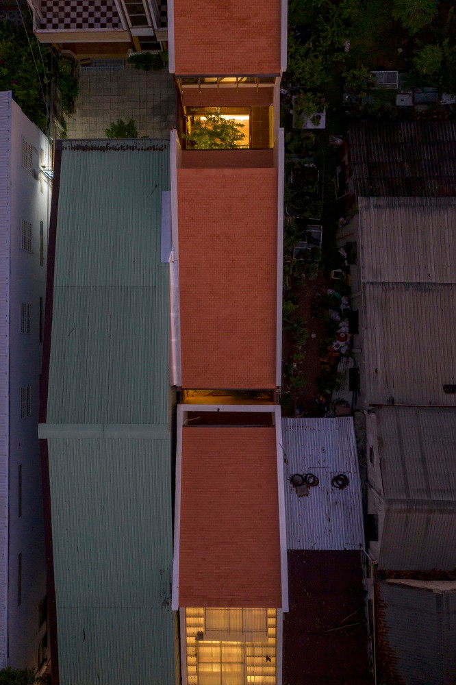 Với sự phát triển không ngừng của đô thị, những đứa trẻ sinh ra và lớn lên trong môi trường vật chất xa lạ với những bản sắc văn hóa từng nuôi dưỡng ông bà, cha mẹ mình. Và công trình được nhóm kiến trúc sư xây dựng ý tưởng trên những băn khoăn đó. Ảnh: Hoang Le