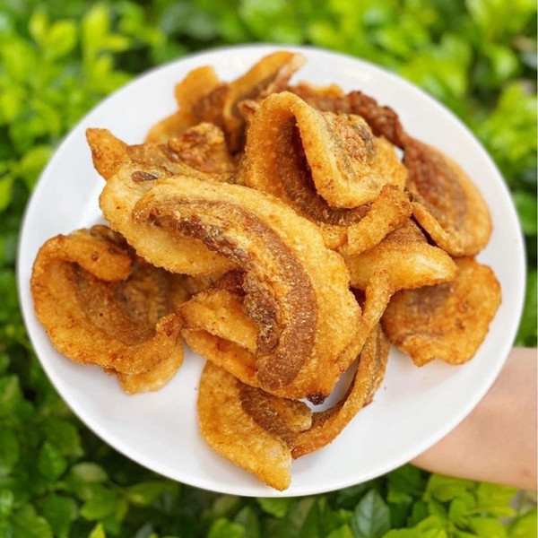 Tuy nhiên, mấy năm gần đây, tóp mỡ bỗng nhiên được nâng tầm thành đặc sản bán trong các cửa hàng thực phẩm sạch, giá từ 400.000 - 700.00 đồng/kg. Ảnh: Takifood