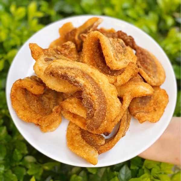 Tuy nhiên, mấy năm gần đây, tóp mỡ bỗng nhiên được nâng tầm thành đặc sản bán trong các cửa hàng thực phẩm sạch, giá từ 400.000 - 700.00 đồng/kg. Ảnh: Takifood