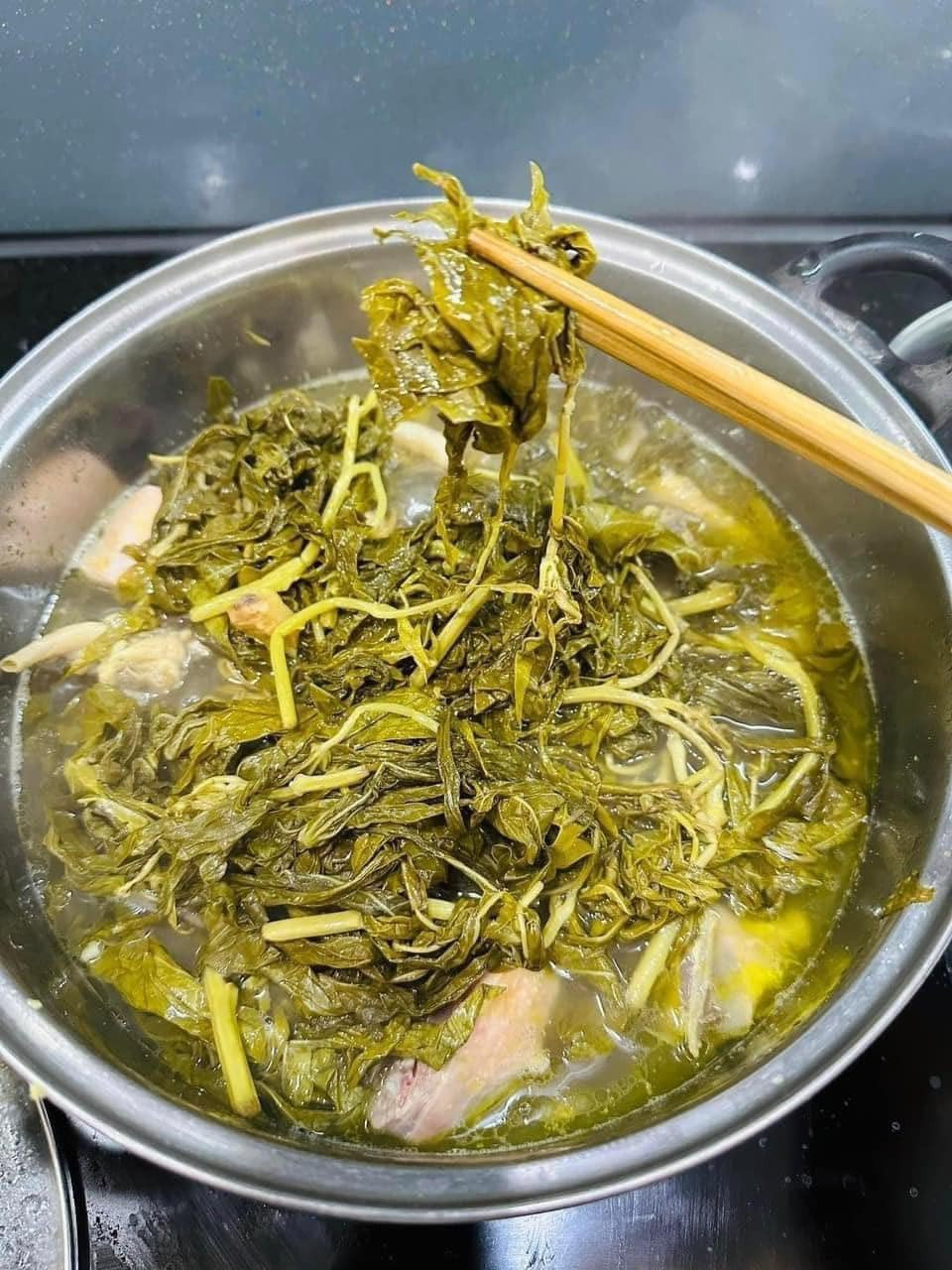 Những năm đây, món ăn dân dã này được chào bán rầm rộ với từ 10.000 đồng – 15.000 đồng/ bát và rất hút khách. Ảnh: Facebook