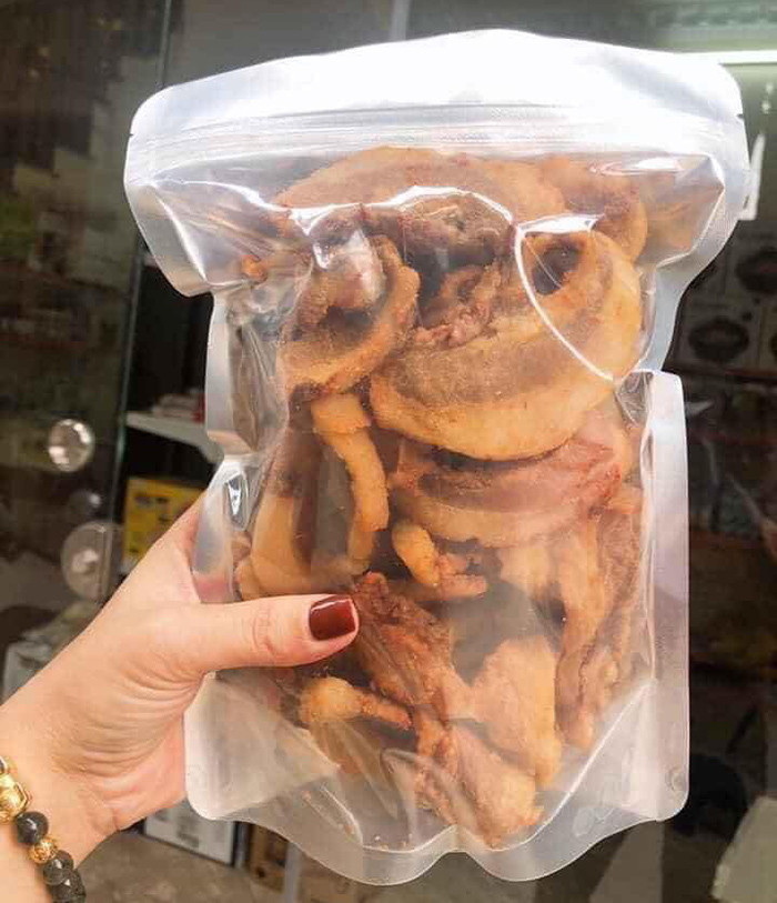 Tóp mỡ được các chủ cửa hàng đóng thành túi nhỏ, hút chân không, in bao bì đẹp mắt. Ảnh: Vietnamnet