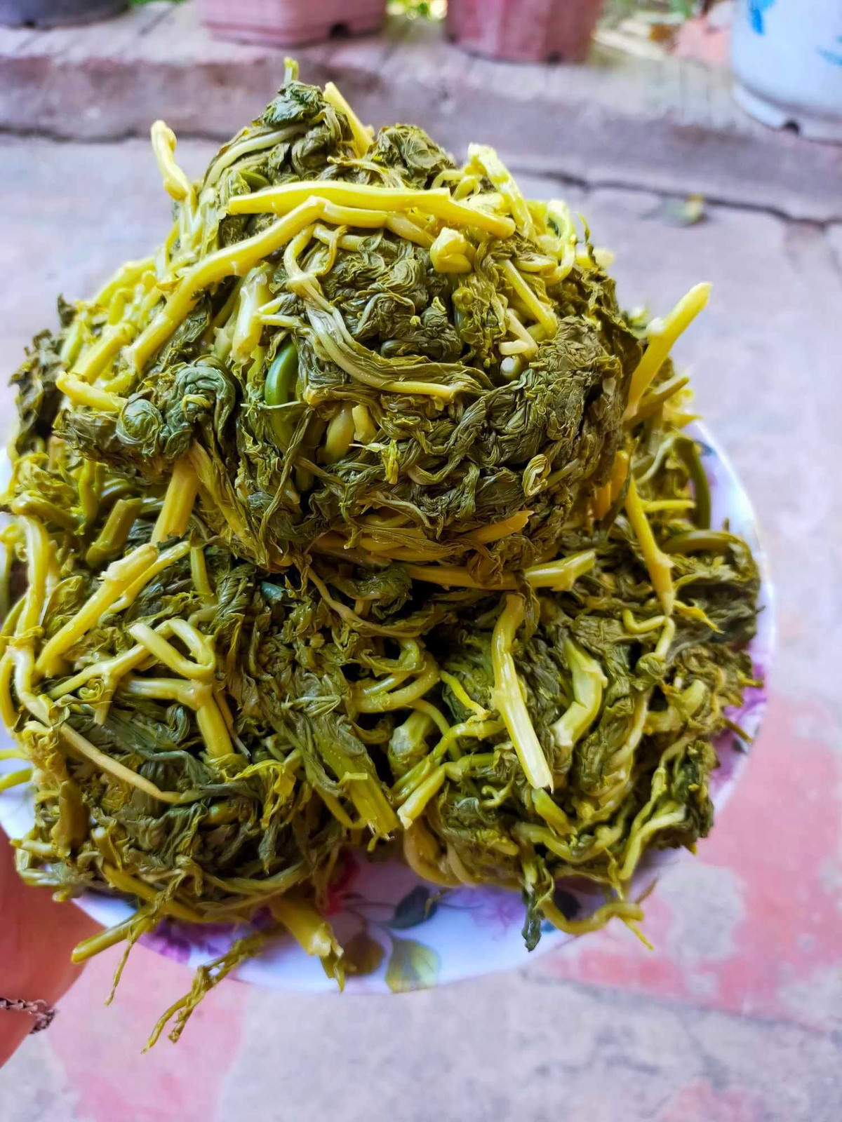 Thời kỳ bao cấp nghèo khó, rau sắn dược các gia đình tận dụng để muối chua ăn như dưa muối. Ảnh: FB Tường Vy