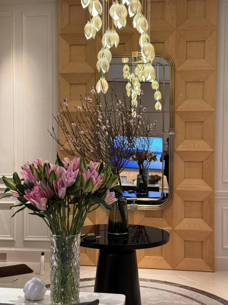 Những cánh đào bung nở cùng nhiều lọ hoa khác được bài trí khắp nơi.