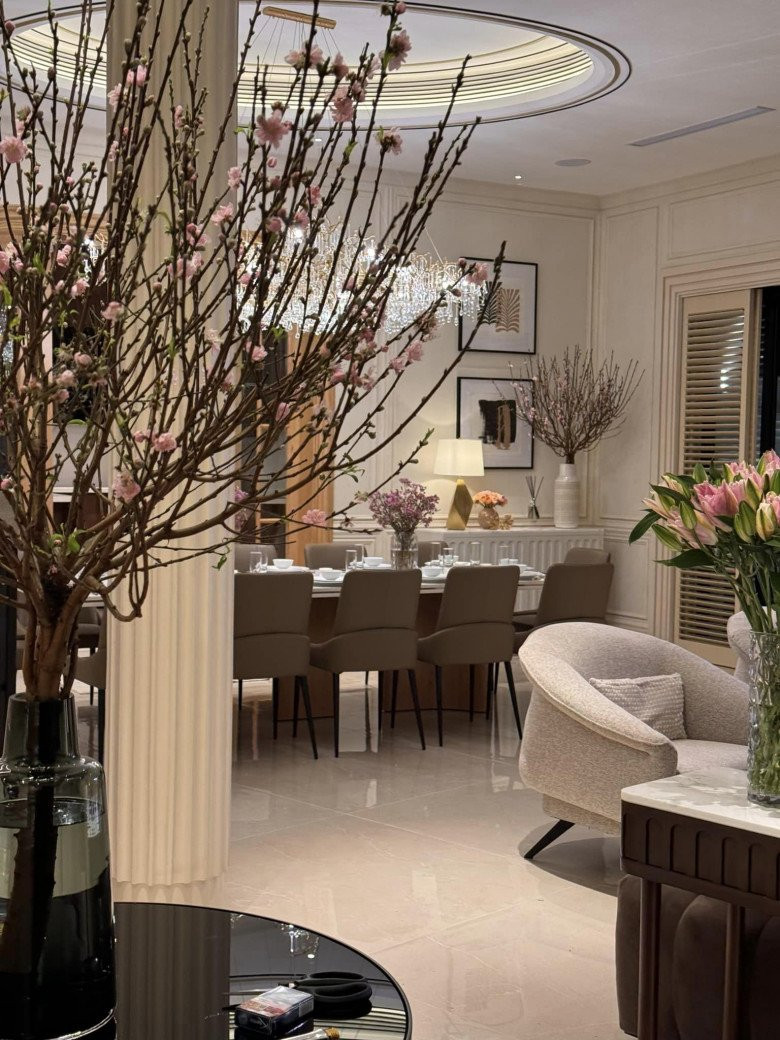 Góc nào trong nhà cũng rực rỡ sắc xuân với đào phai, hoa hồng, hoa ly xinh xắn.