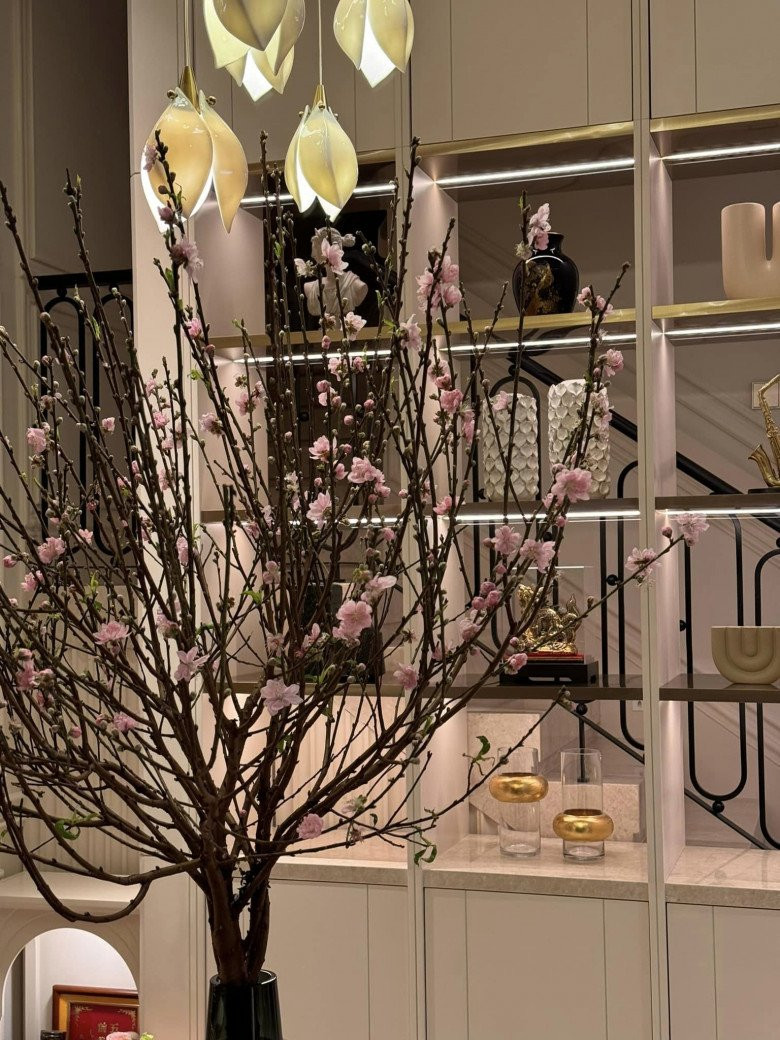 Không khí Tết đã đến rất gần trong biệt thự của Noo Phước Thịnh.