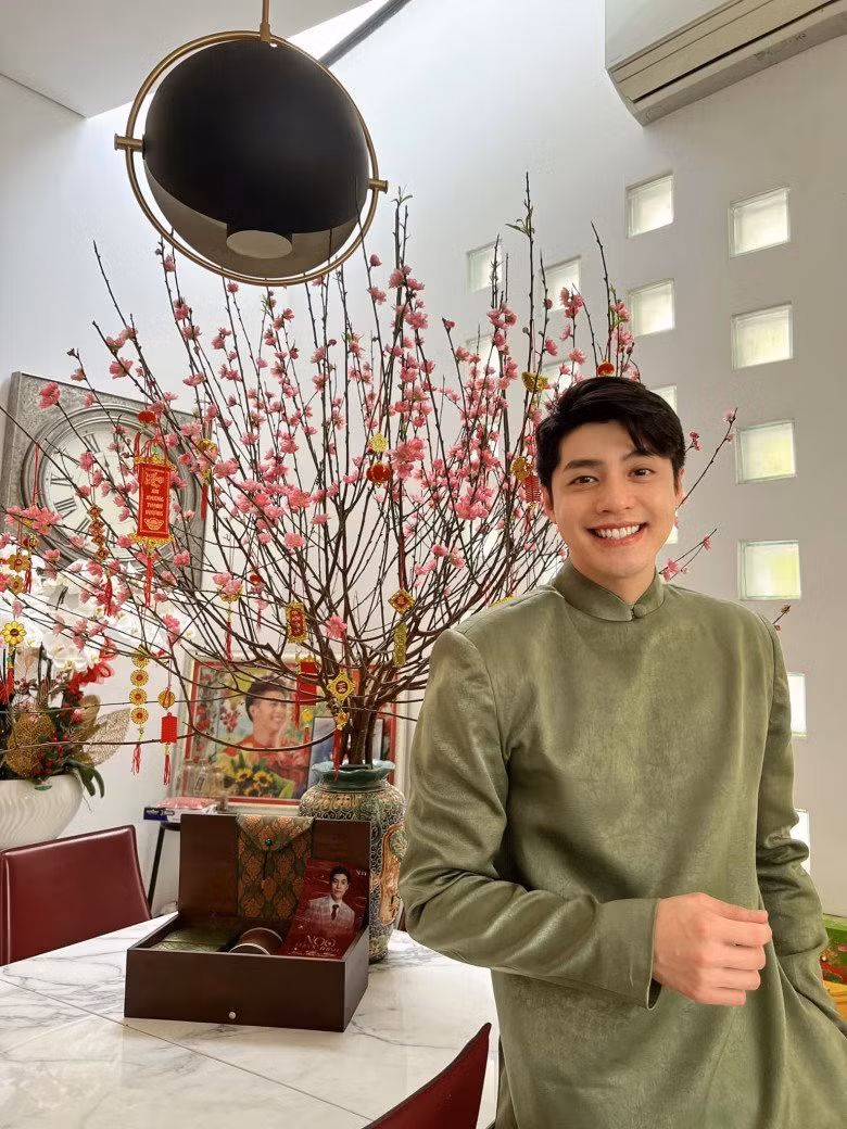 Dường như mỗi dịp Tết đến, bên trong nhà nam ca sĩ không thể thiếu cành đào.