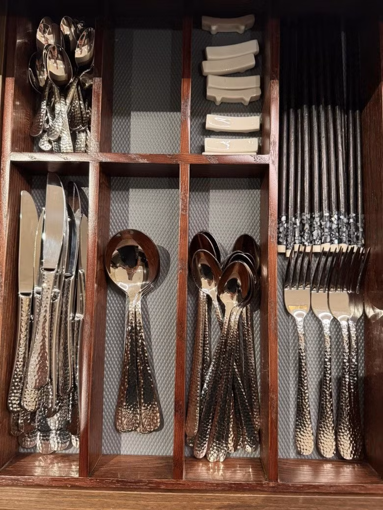 Ngăn thìa đã được sắp xếp ngay ngắn, gọn gàng.