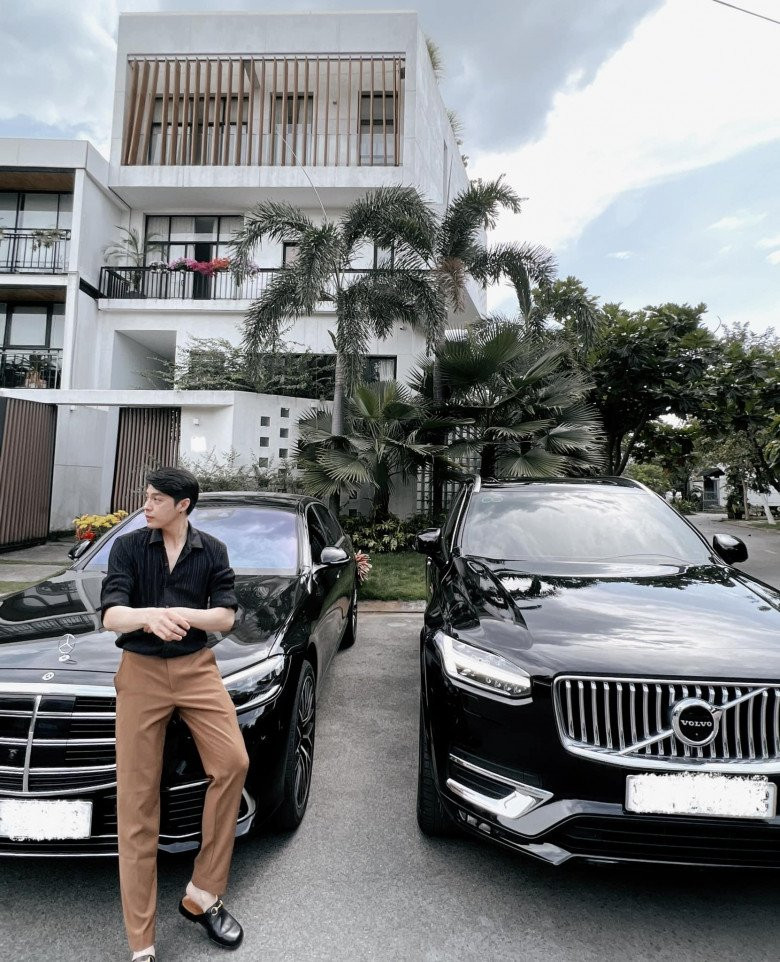 Trước đây, ca sĩ Noo Phước Thịnh rất hiếm khi chia sẻ hình ảnh bên trong tổ ấm của mình. Đón xuân năm 2023, Noo Phước Thịnh khéo khoe căn biệt thự 3 tầng với hai mặt tiền đắt giá.