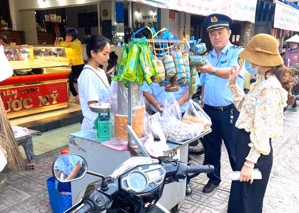 Noi lo thuc pham “ban” mua le hoi-Hinh-2