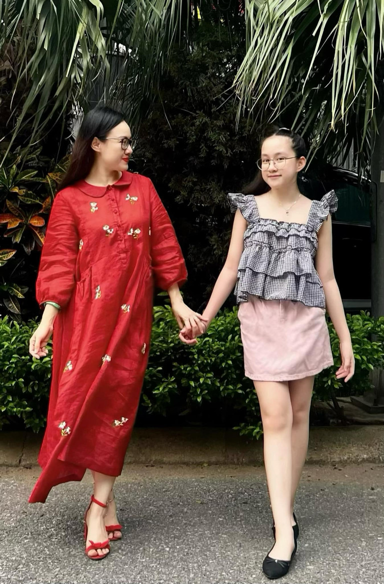 Ngoài những lúc bận rộn với công việc, BTV Hoài Anh luôn dành thời gian bên gia đình, con gái. 