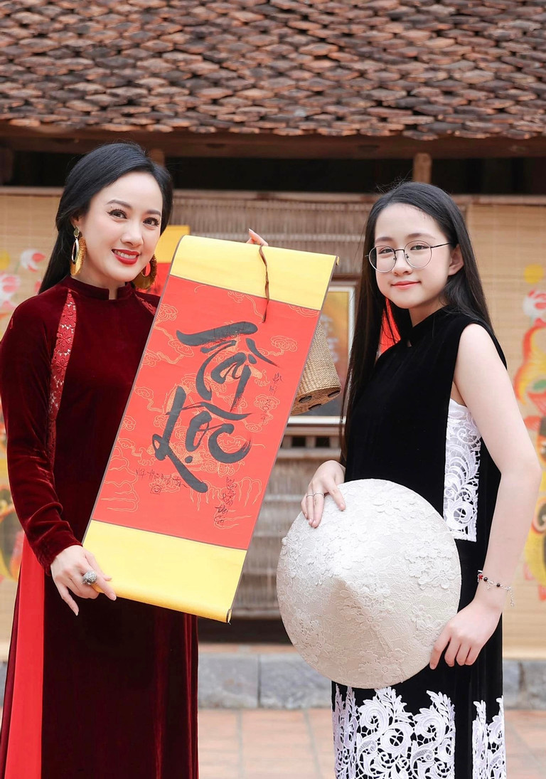 Chia sẻ bí quyết tăng chiều cao cho con, BTV Hoài Anh từng cho biết: "Ngày nào em bé cỏn con, giờ đi cùng mà mẹ không mang theo đôi guốc là em cao lớn vượt rồi. Ngày nhỏ dáng em mũm mĩm nên mẹ cứ lo không cao, mẹ hỏi khắp nơi tìm đồ bổ sung, khích lệ em chơi thể thao".