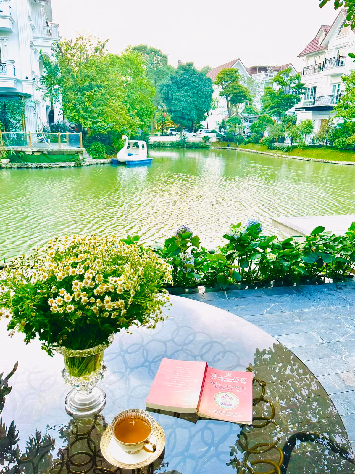 Lã Thanh Huyền đang sống cùng gia đình trong căn biệt thự sân vườn hoành tráng tại Hà Nội. Biệt thự của Lã Thanh Huyền có diện tích sàn 450m2 và 150m2 sân vườn, view nhìn thẳng ra ngoài hồ nên vô cùng thoáng mát.