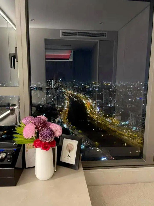 Đặc biệt, căn nhà có tầm view bạc tỷ, ngắm thành phố từ trên cao, khi về đêm rất lung linh. Ảnh: FBNV