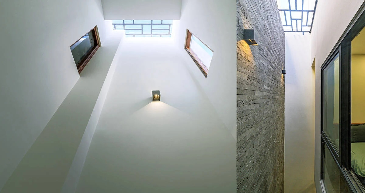 Khoảng giếng trời nhỏ nhưng đủ mang đến sức sống tươi mới cho không gian. Ảnh: Phan Duy Hao