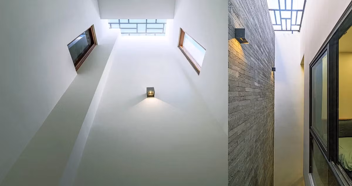 Khoảng giếng trời nhỏ nhưng đủ mang đến sức sống tươi mới cho không gian. Ảnh: Phan Duy Hao