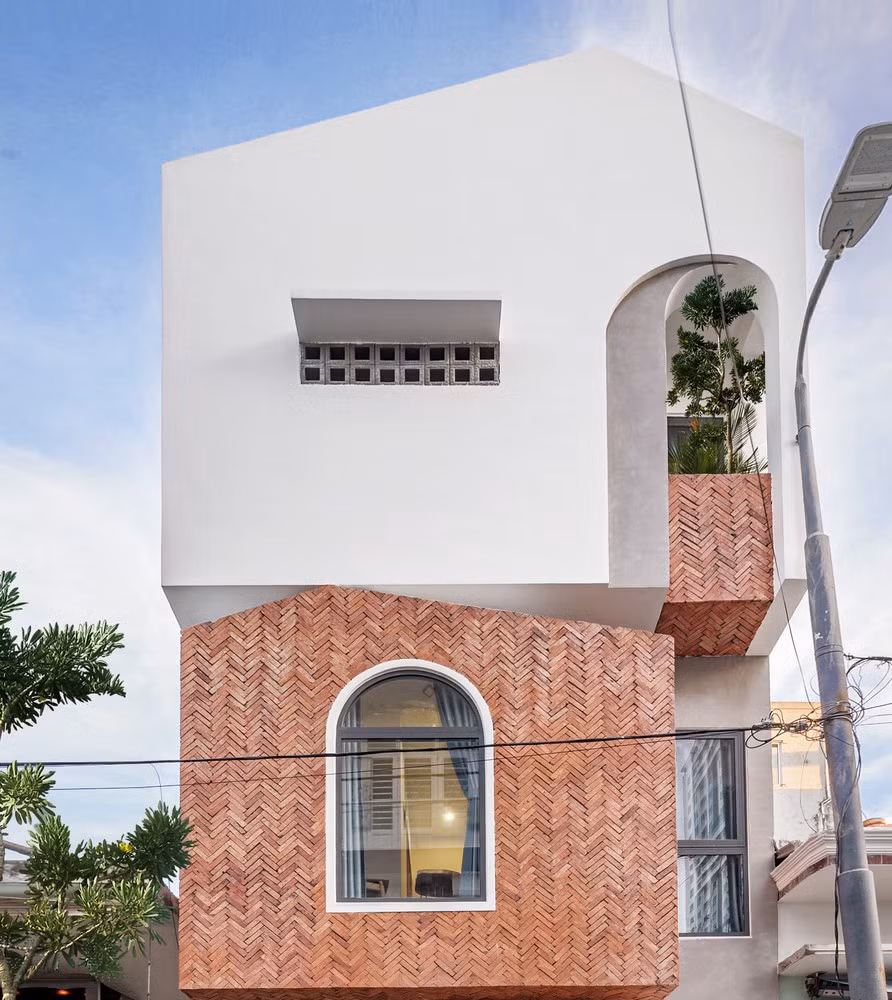 Mặt tiền sử dụng các vật liệu thô mộc gồm gạch đỏ, tường xi măng. Ảnh: Phan Duy Hao